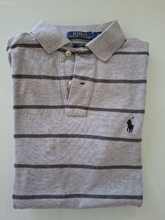 Polo en maille gris clair a rayures foncees,