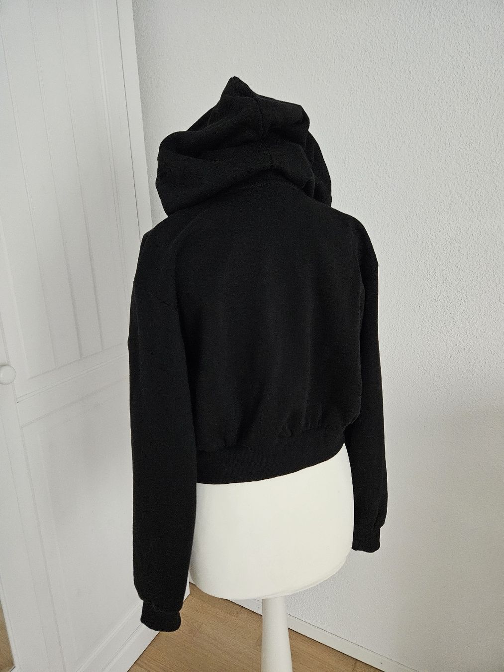 Pullover & Sweatshirts: Schwarzer Crop Hoodie Grösse XS – Gebraucht aus Bülach von Recherchieren 1