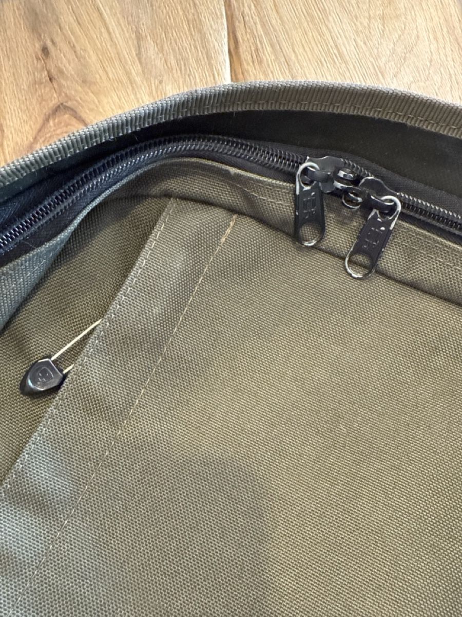 Schweizer Armee Rucksäcke: Tages-Rucksack Schweizer Armee oliv – Gebraucht aus Pfäffikon ZH von Fruchtsaft 4