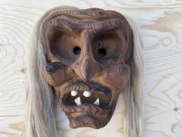schöne alte Walliser / Lötschentaler Holzmaske