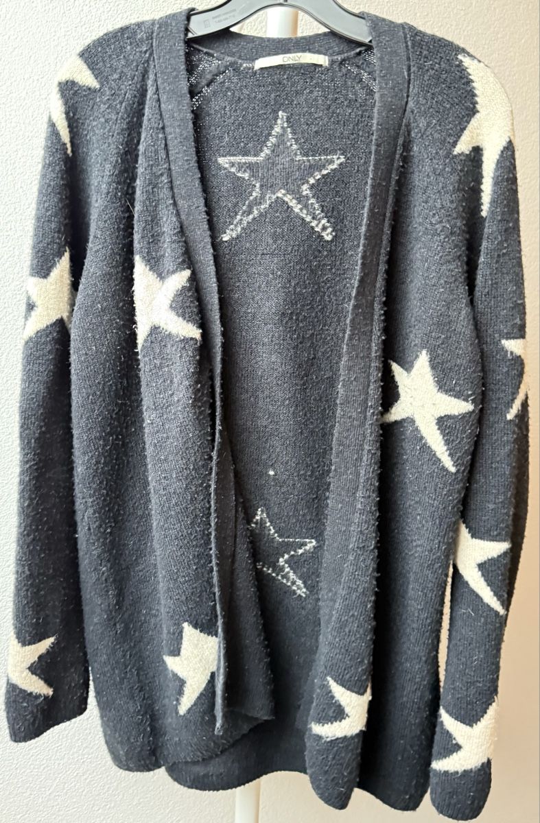 Only Jacken: ONLY Cardigan mit Sternenmuster, Grösse L – Gebraucht aus Islikon von Julies_wardrobe