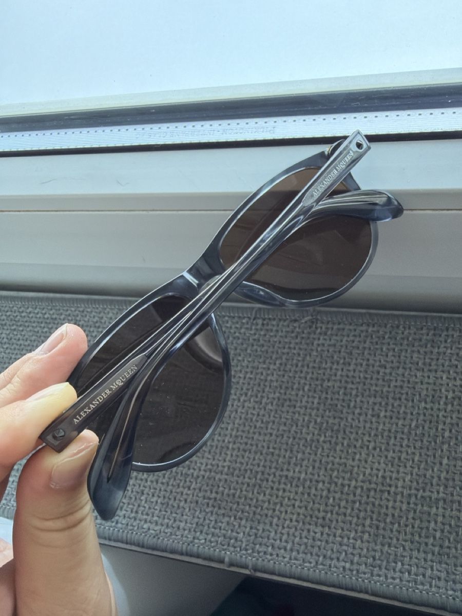 Alexander Mcqueen Brillen & Gläser: Alexander McQueen Sonnenbrille – Gebraucht aus Dübendorf von MariaS.