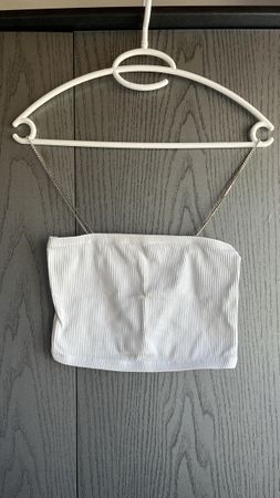 Top blanc avec bretelles en diamant