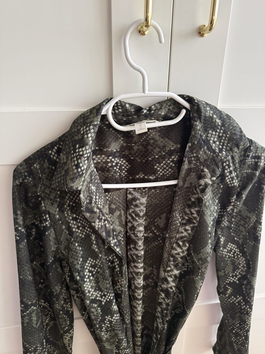 H&M Camicette: Kleid Damen Schlangenmuster Grösse 36 – Usato da Grenchen venduto da Bach94 1