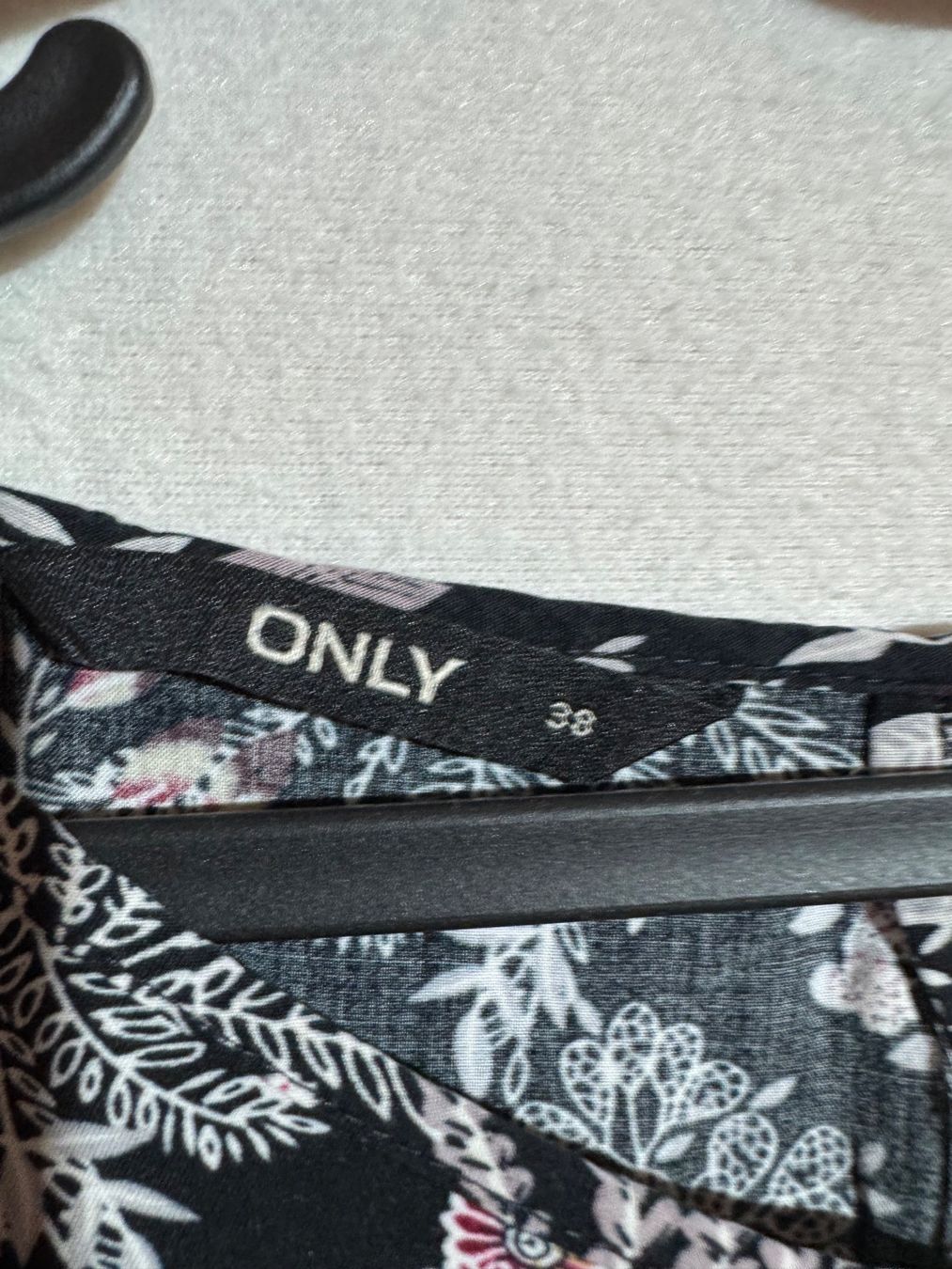 Only Camicette: Schöne Bluse mit Blattmuster von Only Gr: 38 – Usato da Grosswangen venduto da SALE_SALE_SALE 2