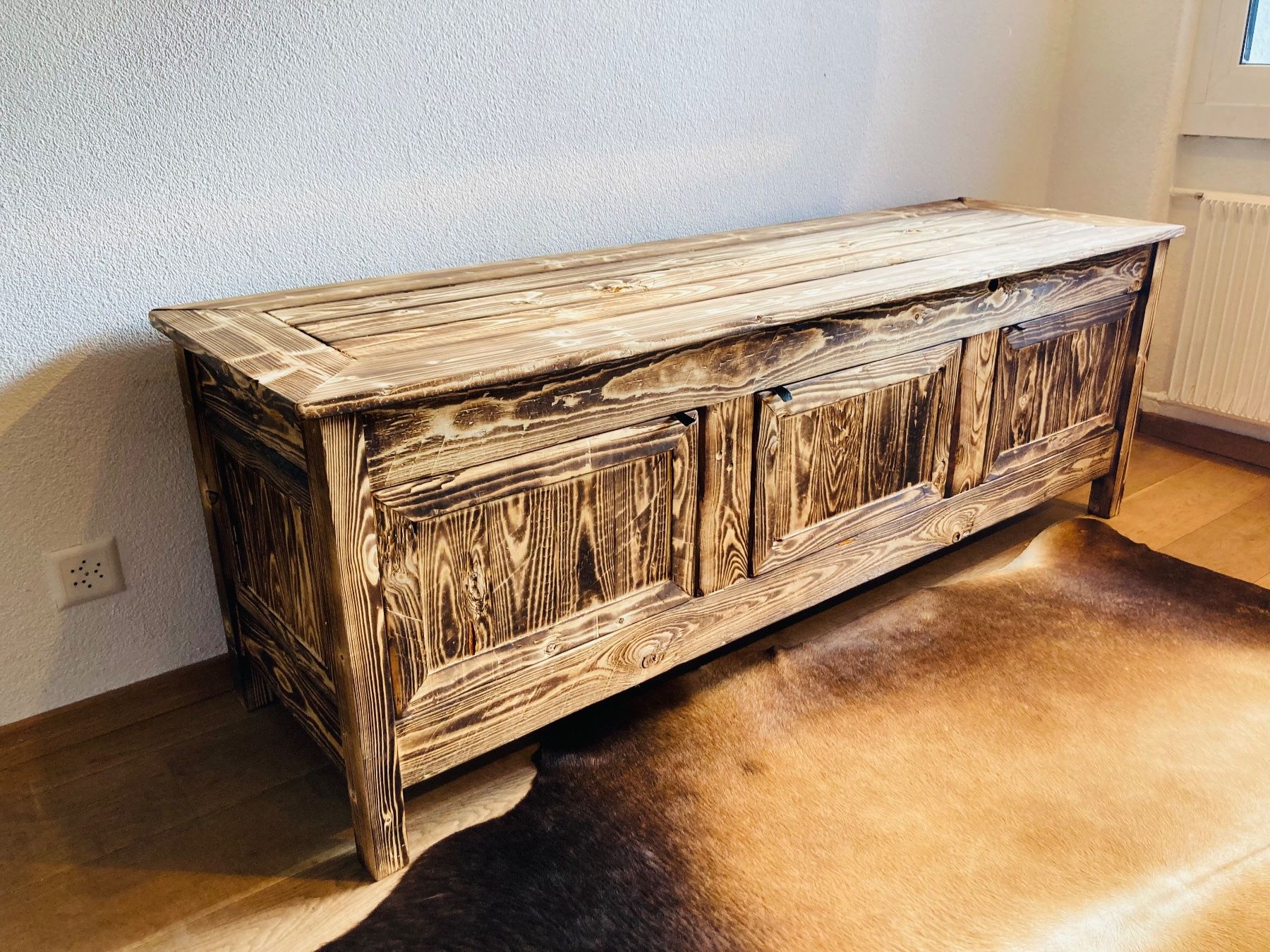 Cassettiere: Schönes Sideboard aus Fichte geflammt – Nuovo (secondo la descrizione) da Domat/Ems venduto da Stein_und_Holzbruch 1