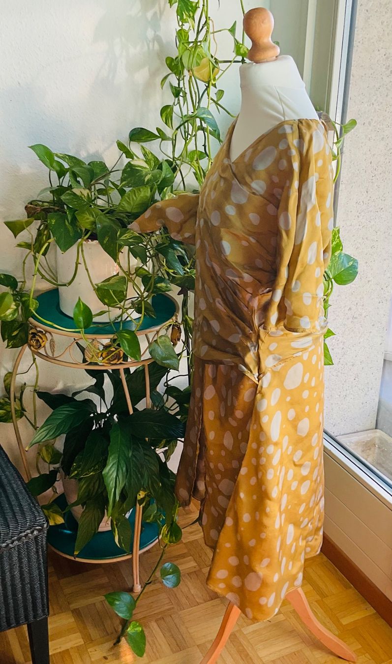 Jayko Tuniche: Superbe robe tunique JAYKO, drapé soyeux tons or pois argent – Usato da Genève venduto da Mazelyne 1