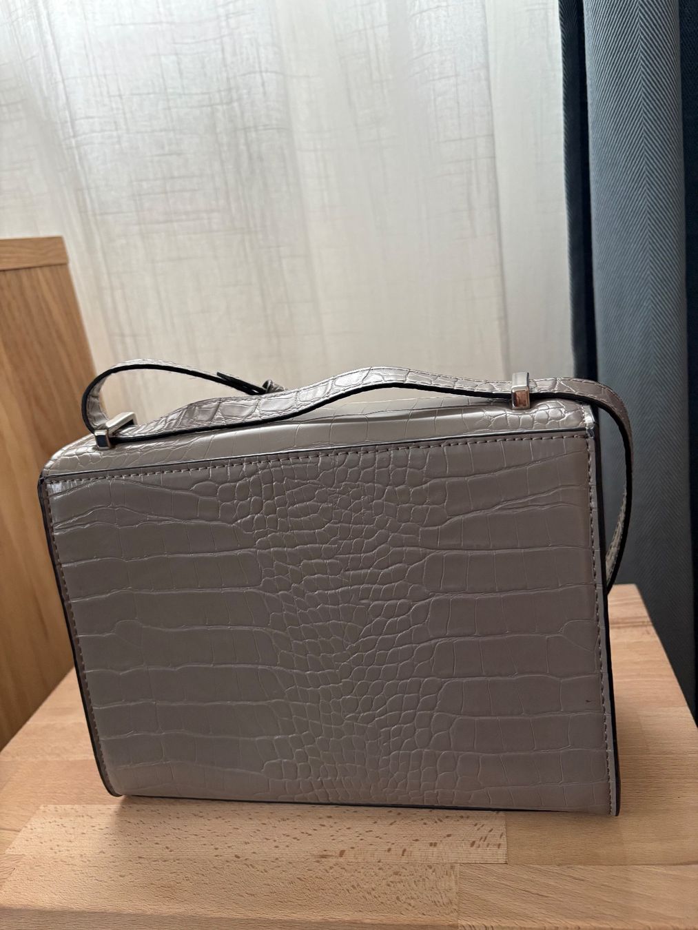 Mango Borse da donna: Mango Damen Umhängetasche Kroko-Optik Grau – Usato da Niederglatt ZH venduto da mat_7k7p 3