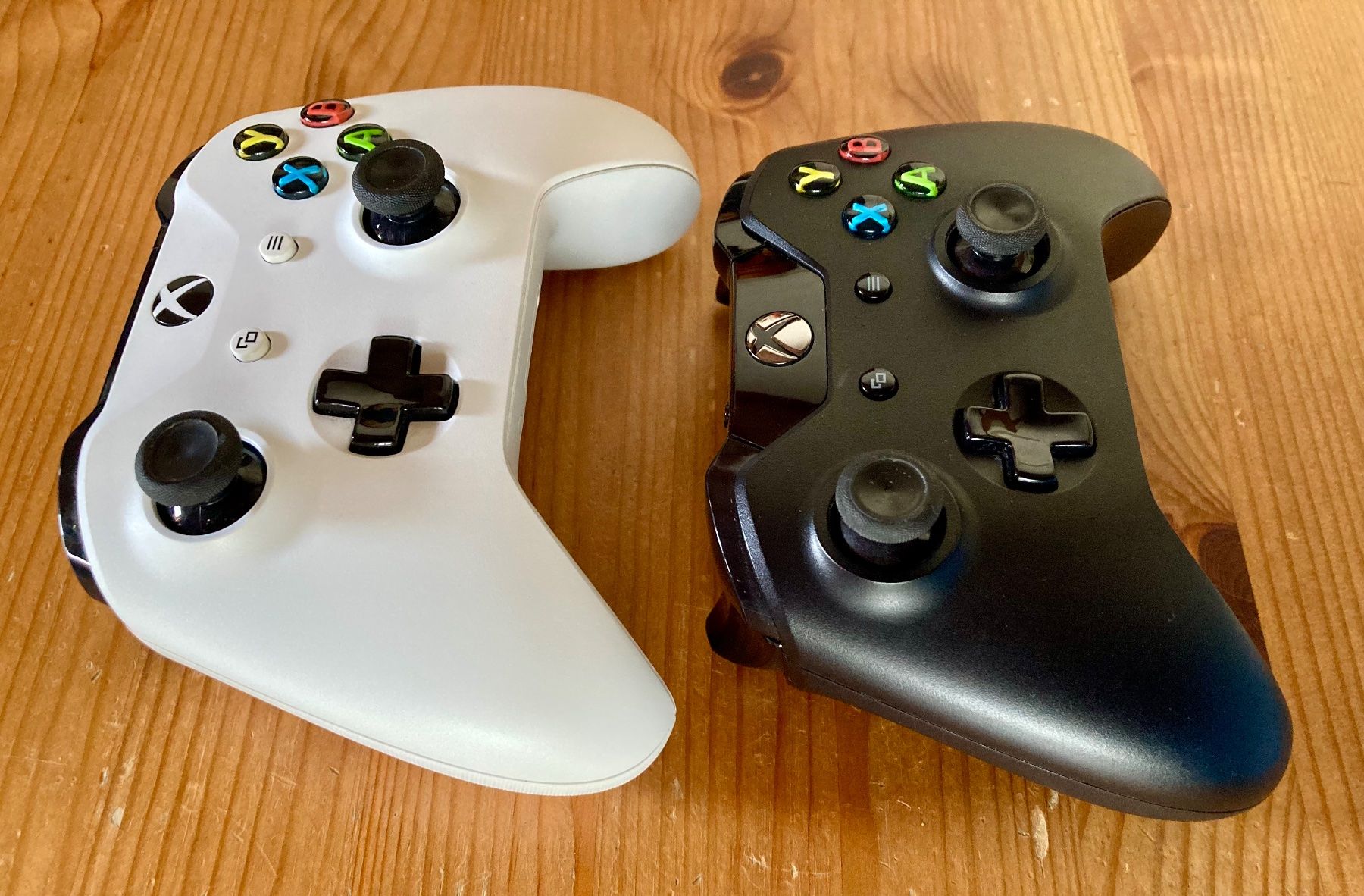Microsoft Manettes: 2x Original Wireless Controller (weiss & schwarz) - XBOX One – Neuf (Voir description) à Zürich par Djmotionch 2