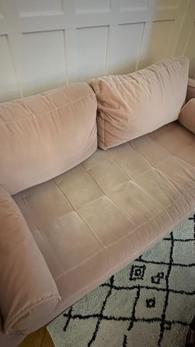 Sofas: Blush Pink Two-Seater Sofa – Gebraucht aus Zürich von vik_p5j8 1
