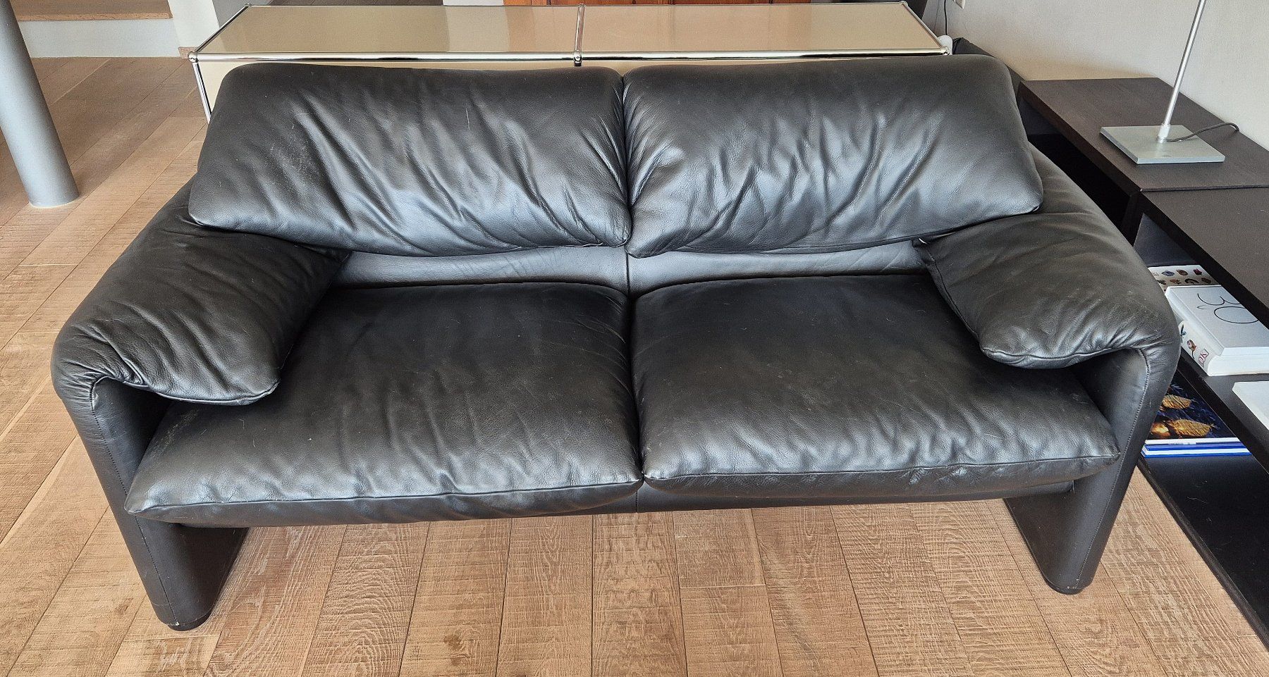 Cassina Divani: Cassina 2er Ledersofa schwarz mit Hocker – Usato da Nesslau venduto da JUERSCHA01