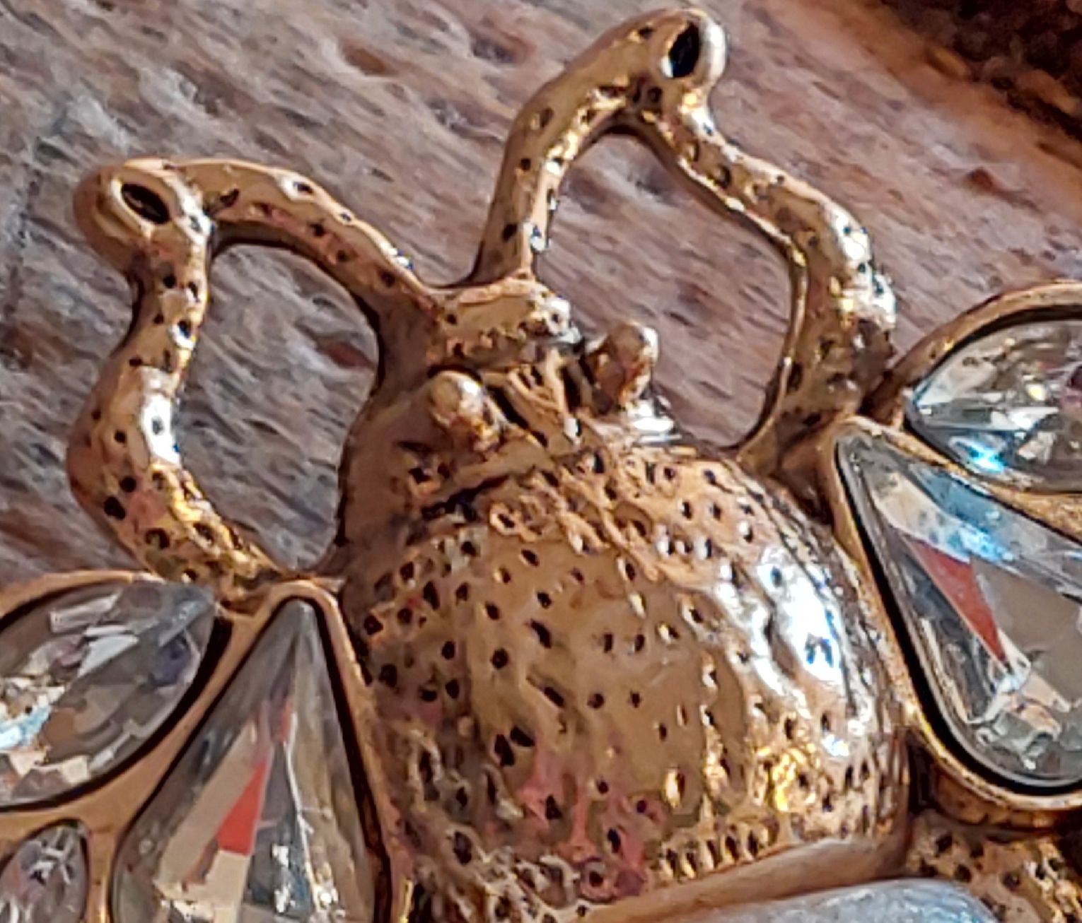 Spille & Fermagli: Hübsche goldfarbene Biene Brosche mit Strass – Nuovo (secondo la descrizione) da Oberwil BL venduto da Kukkaniitty 2
