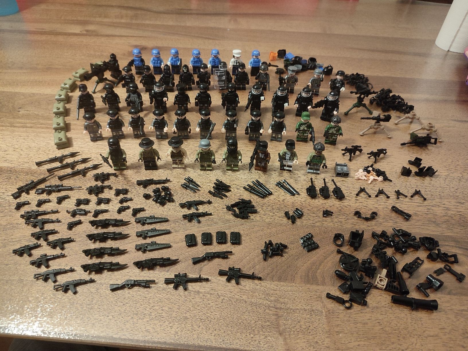 Lego Baukästen: Lot 49 figurines force spécial compatible lego + accessoires – Gebraucht aus Bougy-Villars von Vogue