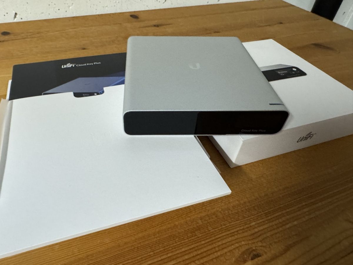 Ubiquiti Modem & Router: UniFi Cloud Key G2 Plus UCK-G2-PLUS neuwertig – Usato da Buchs AG venduto da Ublade 1