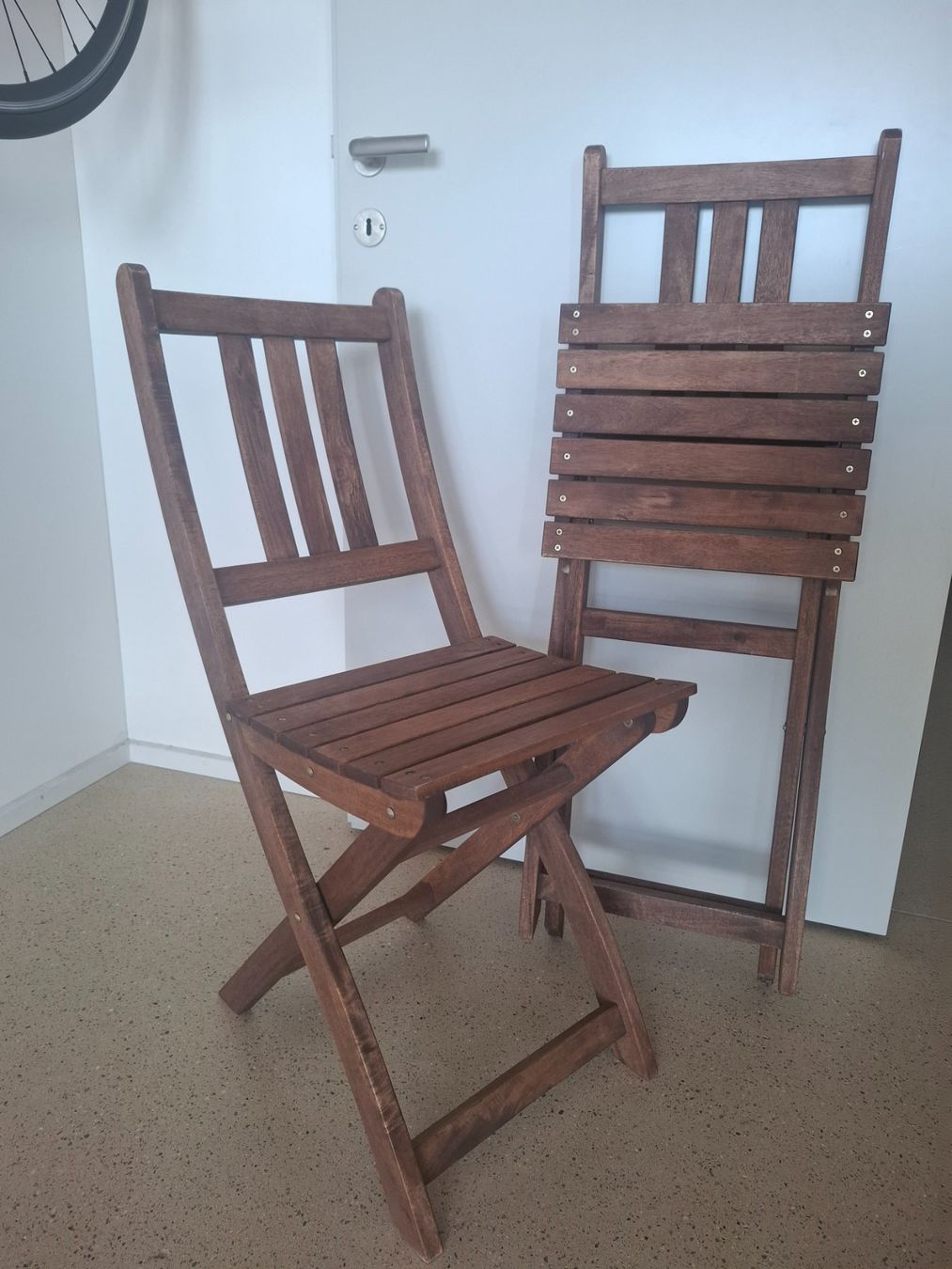 Stühle: Klappstühle Holz 2 Stück – Gebraucht aus Winterthur von fahrnera