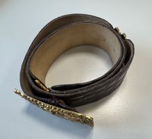 Ledergürtel, braun Kroko-Optik, goldfarbene Details.