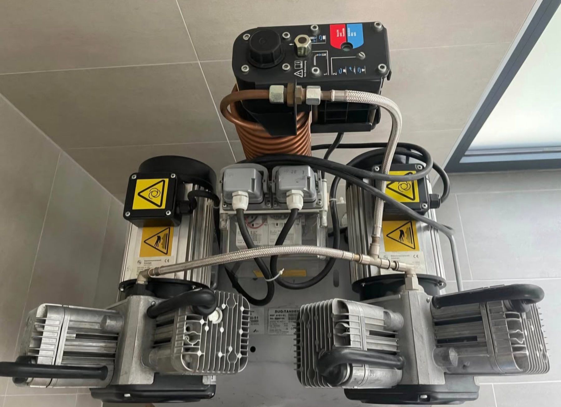 Compressori: 50 Liter Luftkompressor mit 4 Zylindern kompressor compresso – Usato da Oftringen venduto da mare24vw 1
