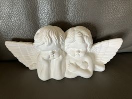 Coppia di angioletti in ceramica bianca