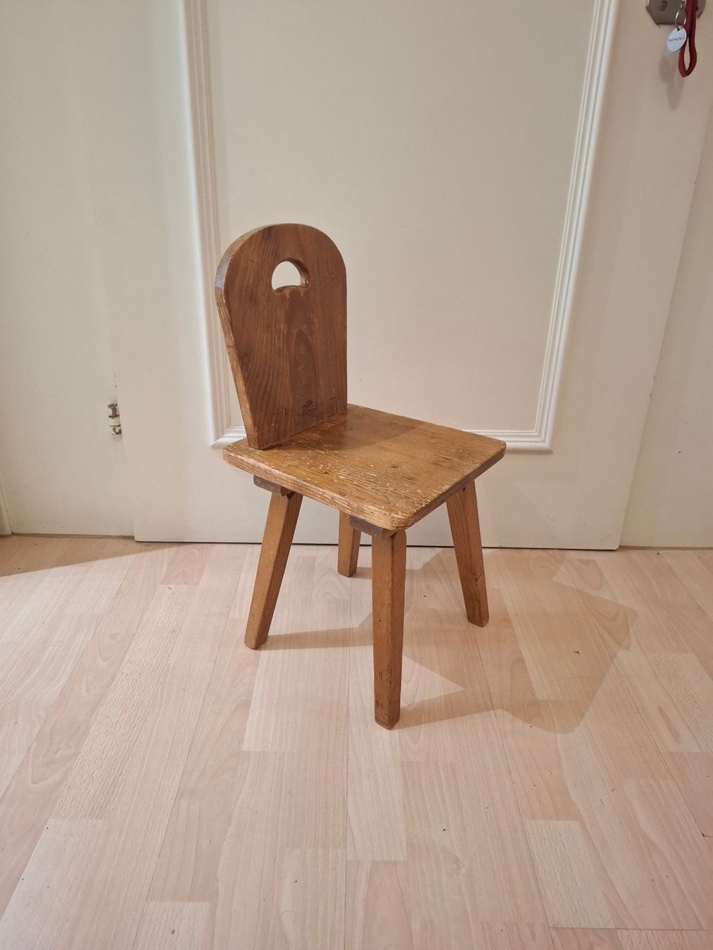 Stühle: Rustikale Kinderstuhl 1950 Authentischer Vintage-Alpenhocker – Gebraucht aus Zürich von bruzolda 5