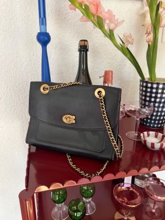 Schwarze COACH Ledertasche mit goldener Kette