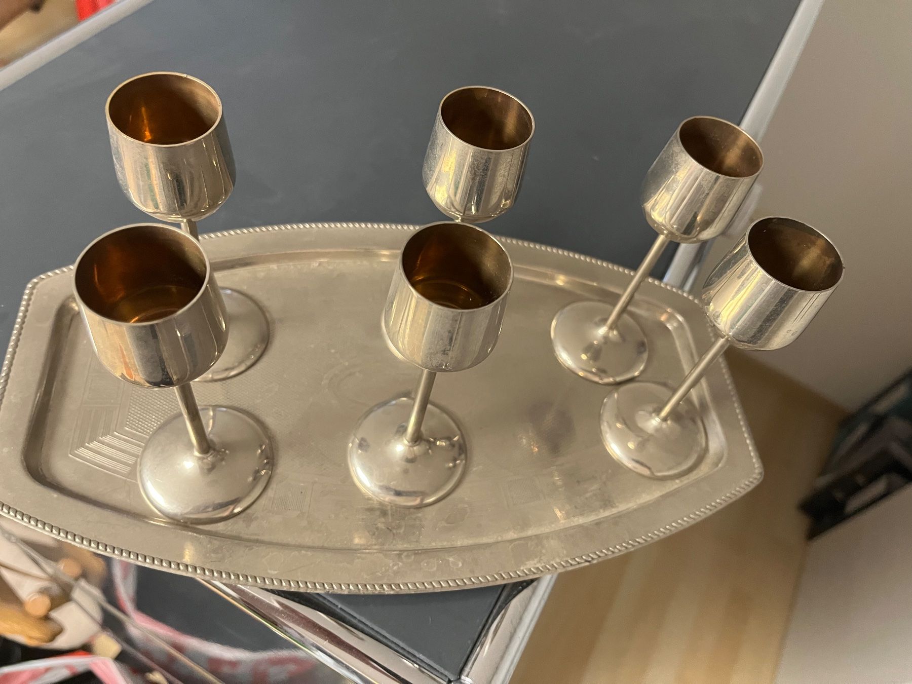 Set di piatti: Vintage Schnapsglas Set mit Tablett, Silber Optik Top – Usato da Uster venduto da Subi7