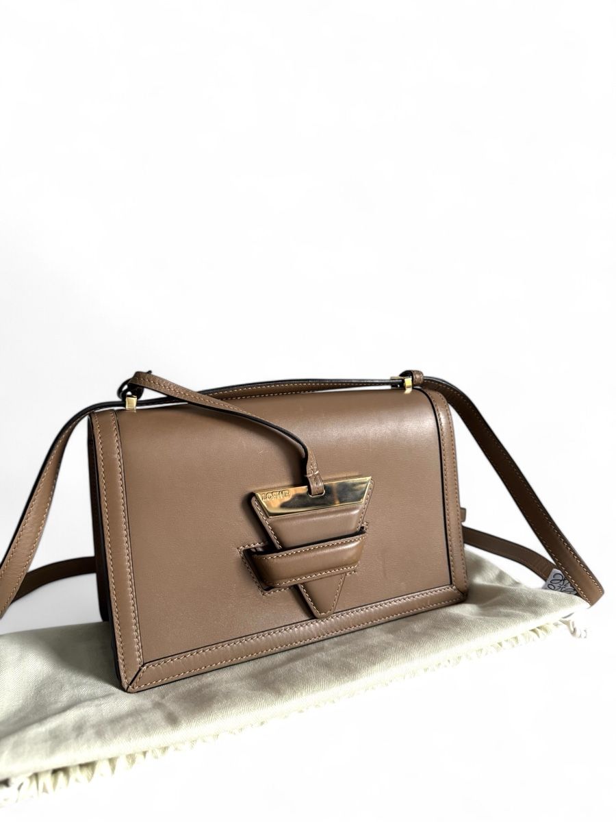 Loewe Taschen für Damen: LOEWE  Calfskin Medium Barcelona Shoulder Bag – Gebraucht aus Kriens von hannaandkiko