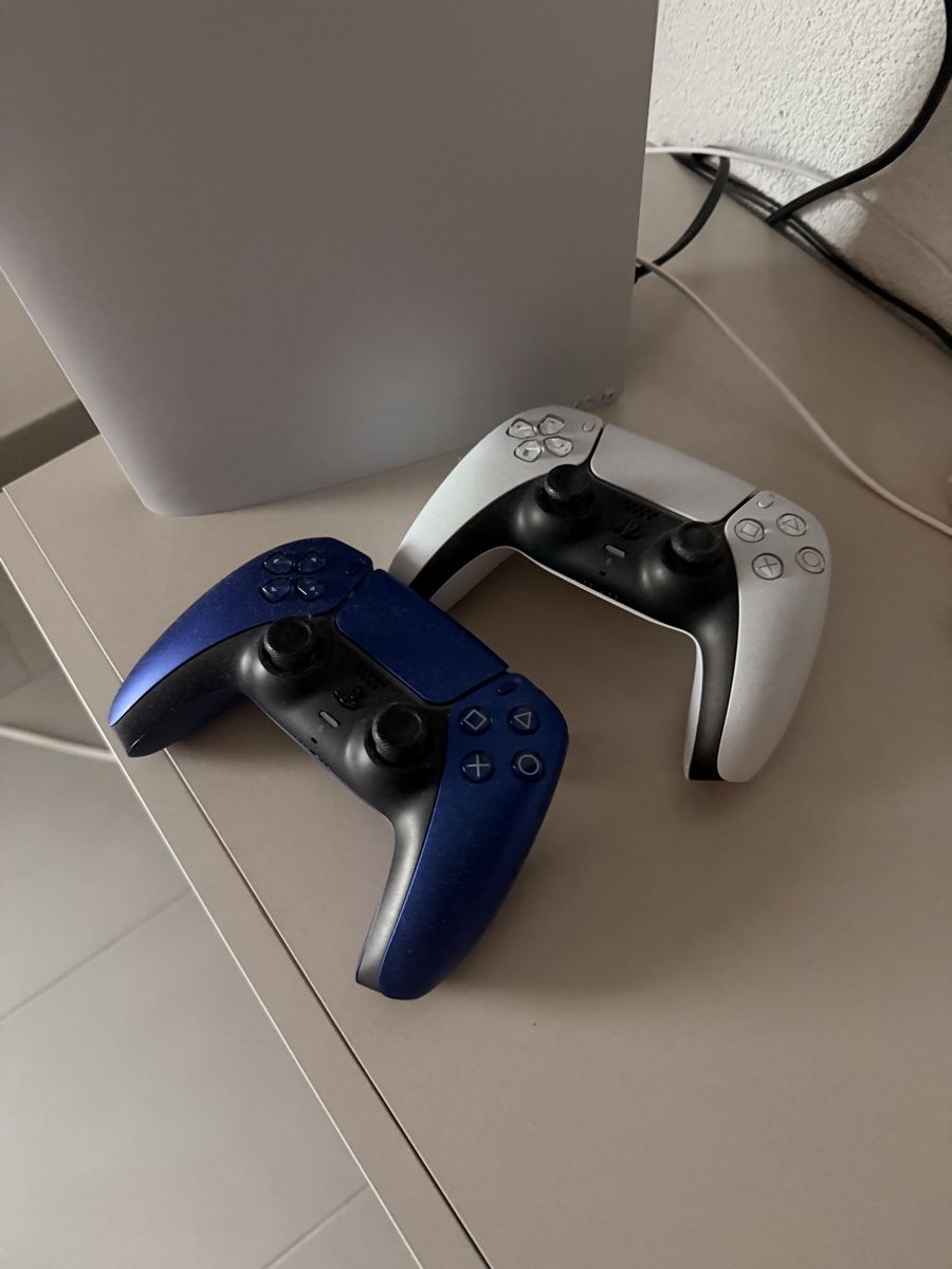 Sony Konsolen: PlayStation 5 Digital Edition + 2 Controller, Headset, Lade – Gebraucht aus Wünnewil von san_h9dv 1