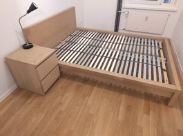 Bett mit Nachttisch / Kommode - IKEA MALM