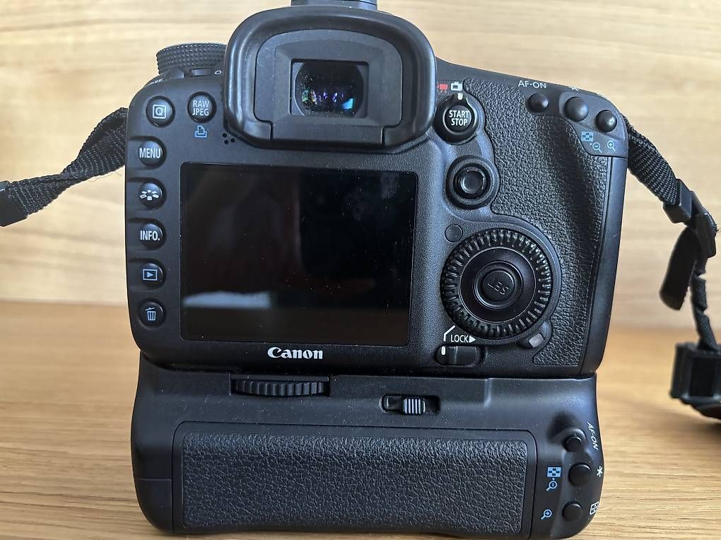 Kamera: Canon EOS 7D mit Batteriegriff – Gebraucht aus Grenchen von nudj1 1
