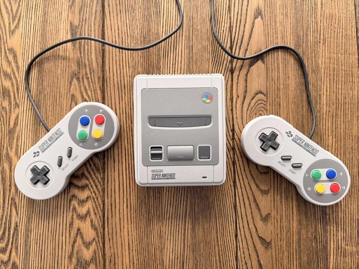 Nintendo Console: Super Nintendo SNES mit 2 Controllern! – Usato da Säriswil venduto da Maessliman