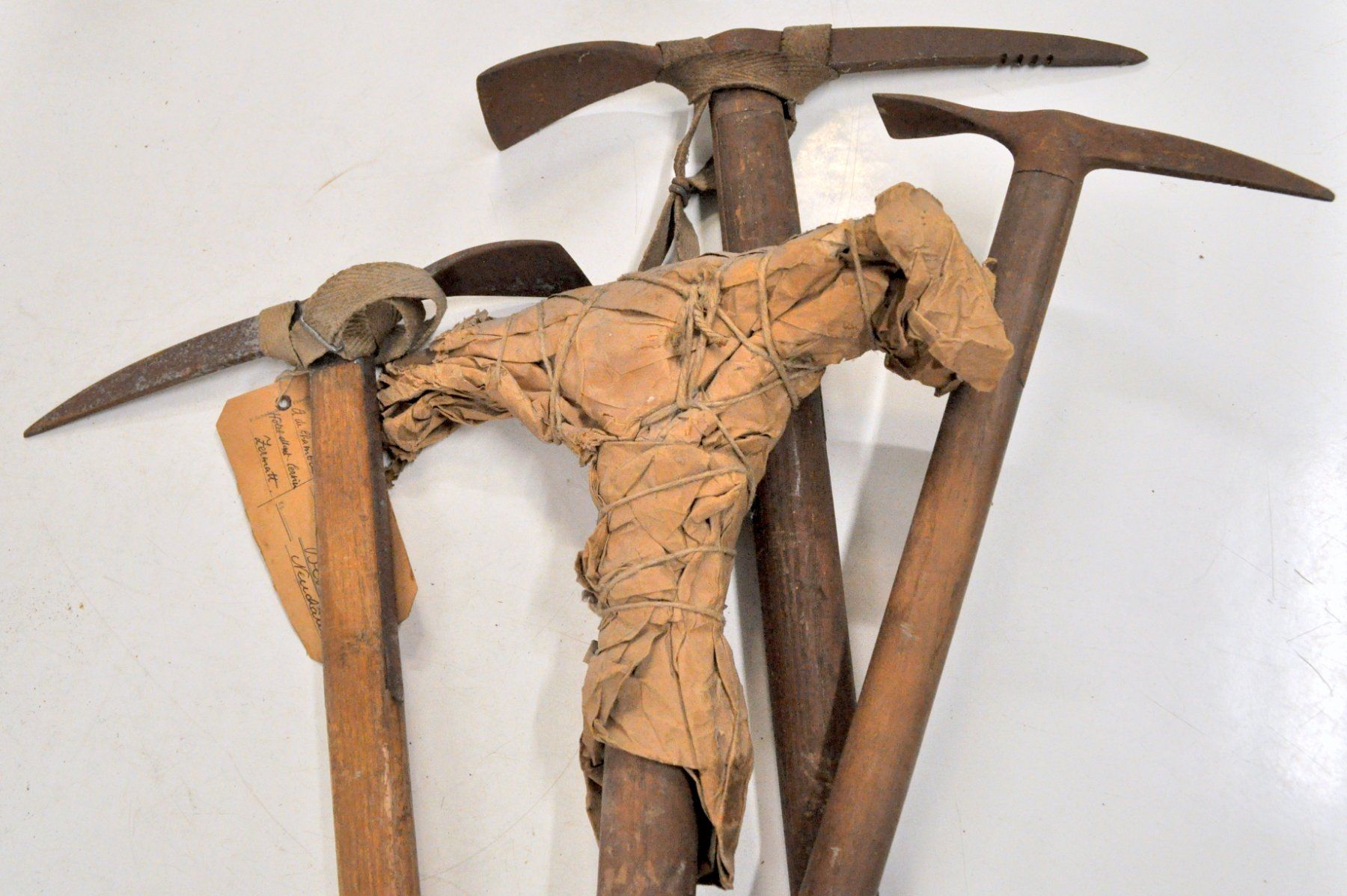 Matériel de grimpe: Lot de 4 anciens piolets – D'occasion à Neuchâtel par Neuchatel 4