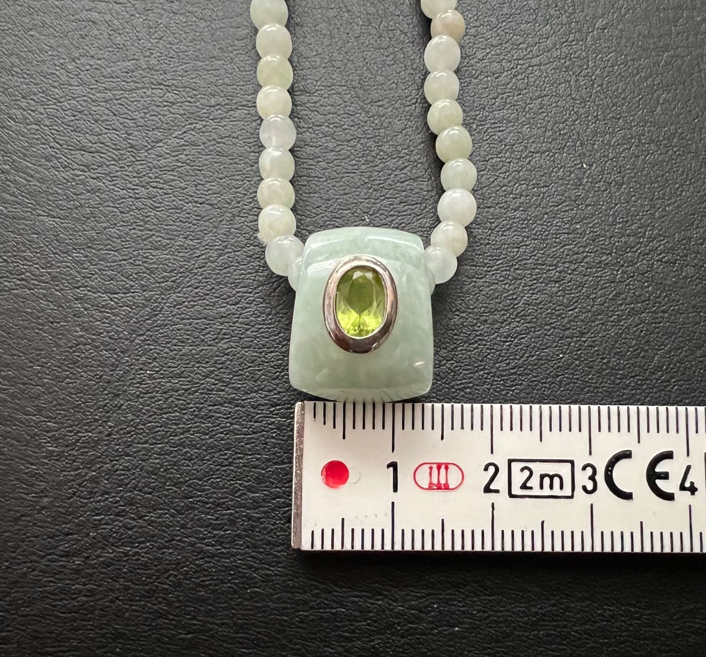 Catenine: Halskette aus Jade mit Peridot-Anhänger – Usato da Thalheim AG venduto da Cox-51 3