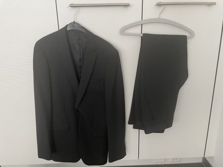Anzug schwarz grösse 90