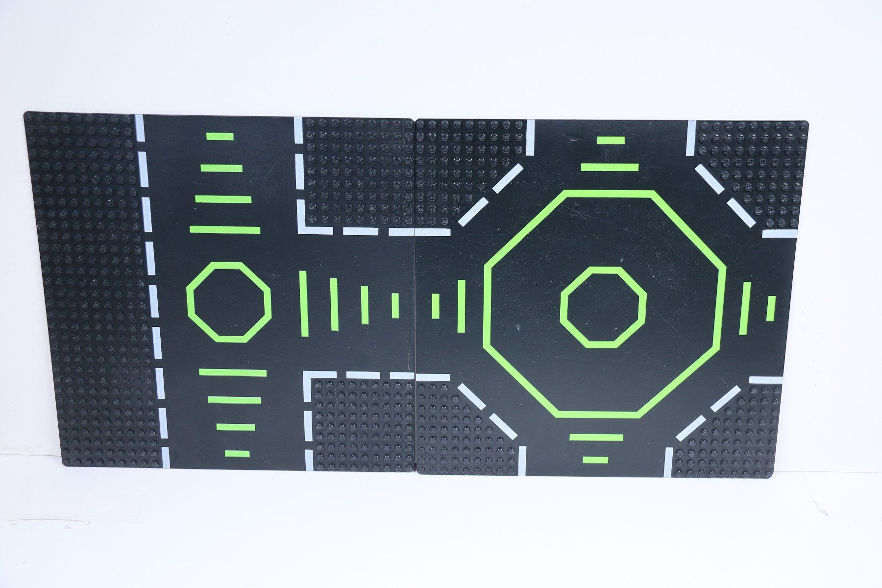 Lego Kit di costruzioni: 2 Stück Black Baseplate, Road – Usato da Hettlingen venduto da Scholi99