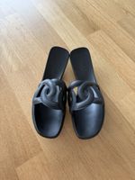 Sandales Hermès en caoutchouc noir, taille 38 italien