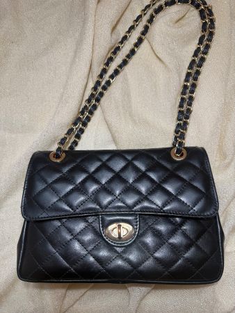 Sac à main cuir noir avec chaîne dorée