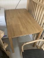 Kleiner Tisch mit 2 Stühlen aus Holz