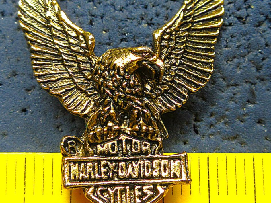 Harley-Davidson Placchette & Badge: HD SCHMUCK-PIN HARLEY-DAVIDSON EAGLE GEPRÄGT – Usato da Ettingen venduto da Hausi4711 1