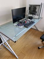 2 bureaux pieds métal et plateau en verre trempé
