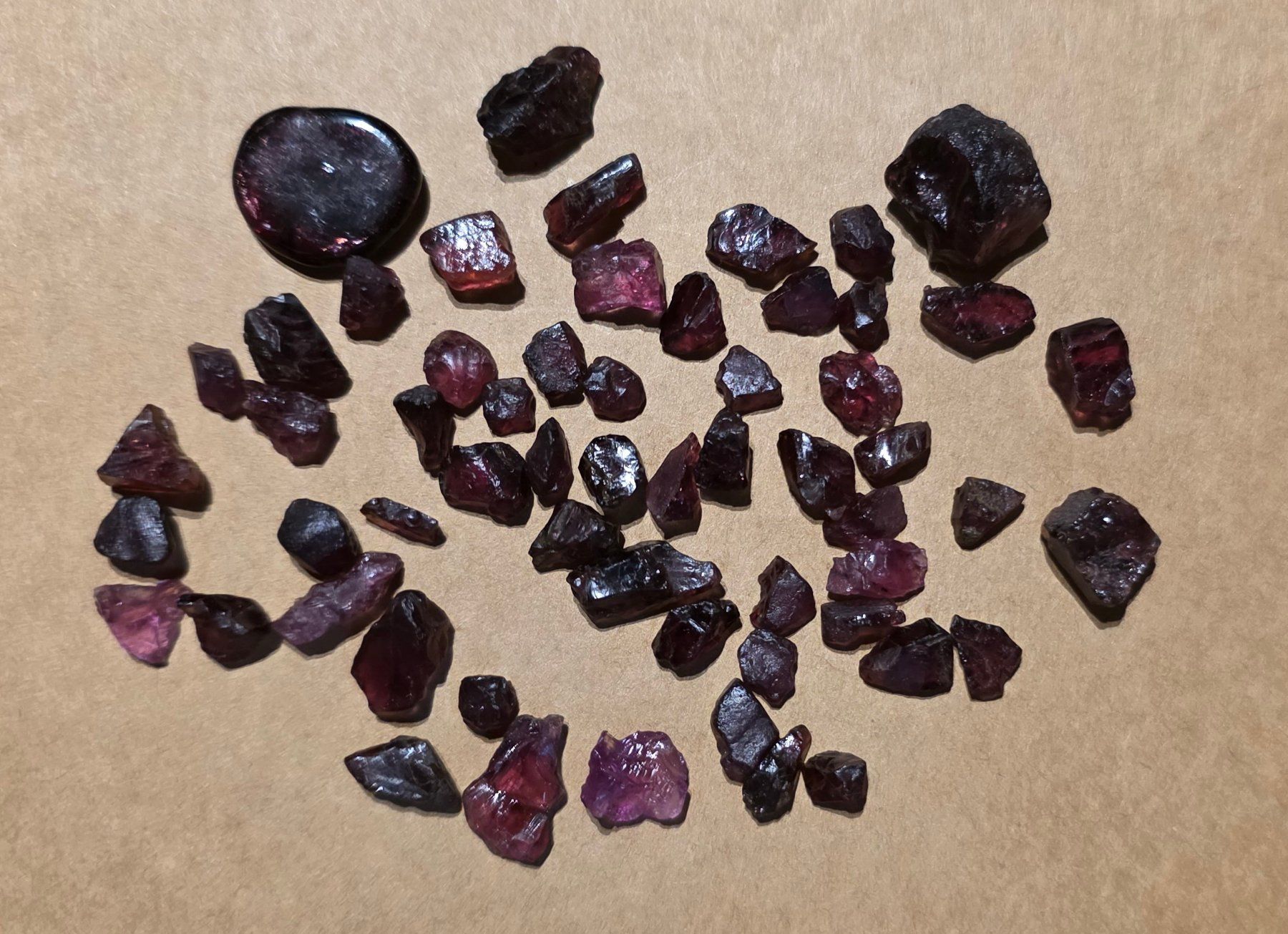 Pietre preziose: 124,1 ct Grenats bruts naturels 58 pcs – Usato da Carouge GE venduto da Crystal_Energy 2
