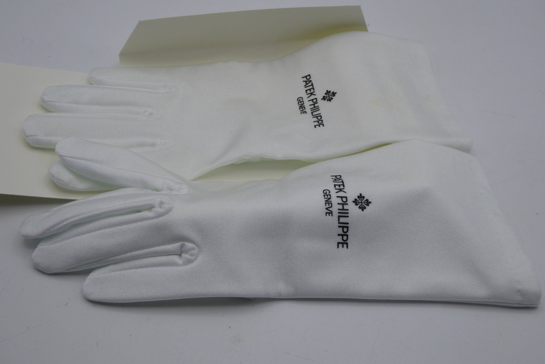 Patek Philippe Guanti & manicotti: Patek philippe gloves white color M Size stretch – Nuovo e nell'imballaggio originale da Geneve venduto da adr_xk6n 4