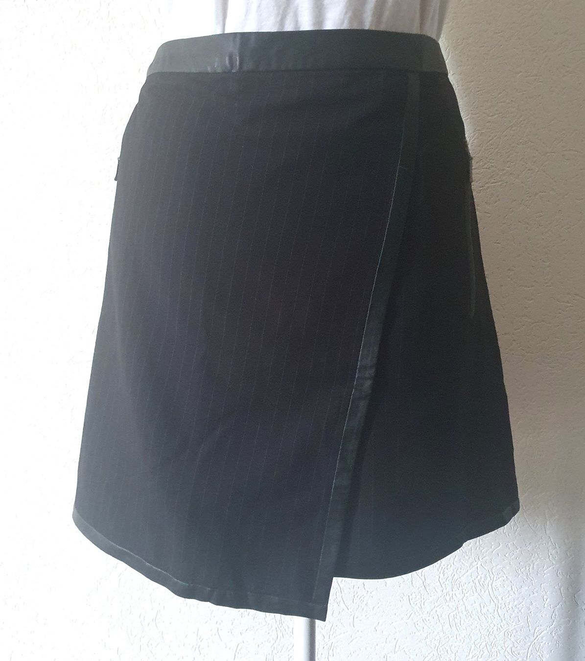 Promod Gonne: Jupe MINI- PROMOD noir à fine rayures- Neuve- Gr.38 – Nuovo e nell'imballaggio originale da boudry venduto da Let_20