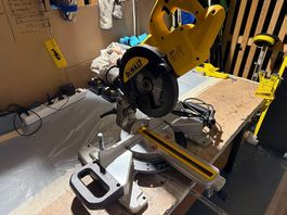 DeWalt DWS773 Kapp-und Gehrungssäge 1300W Zugfunktion, 216mm