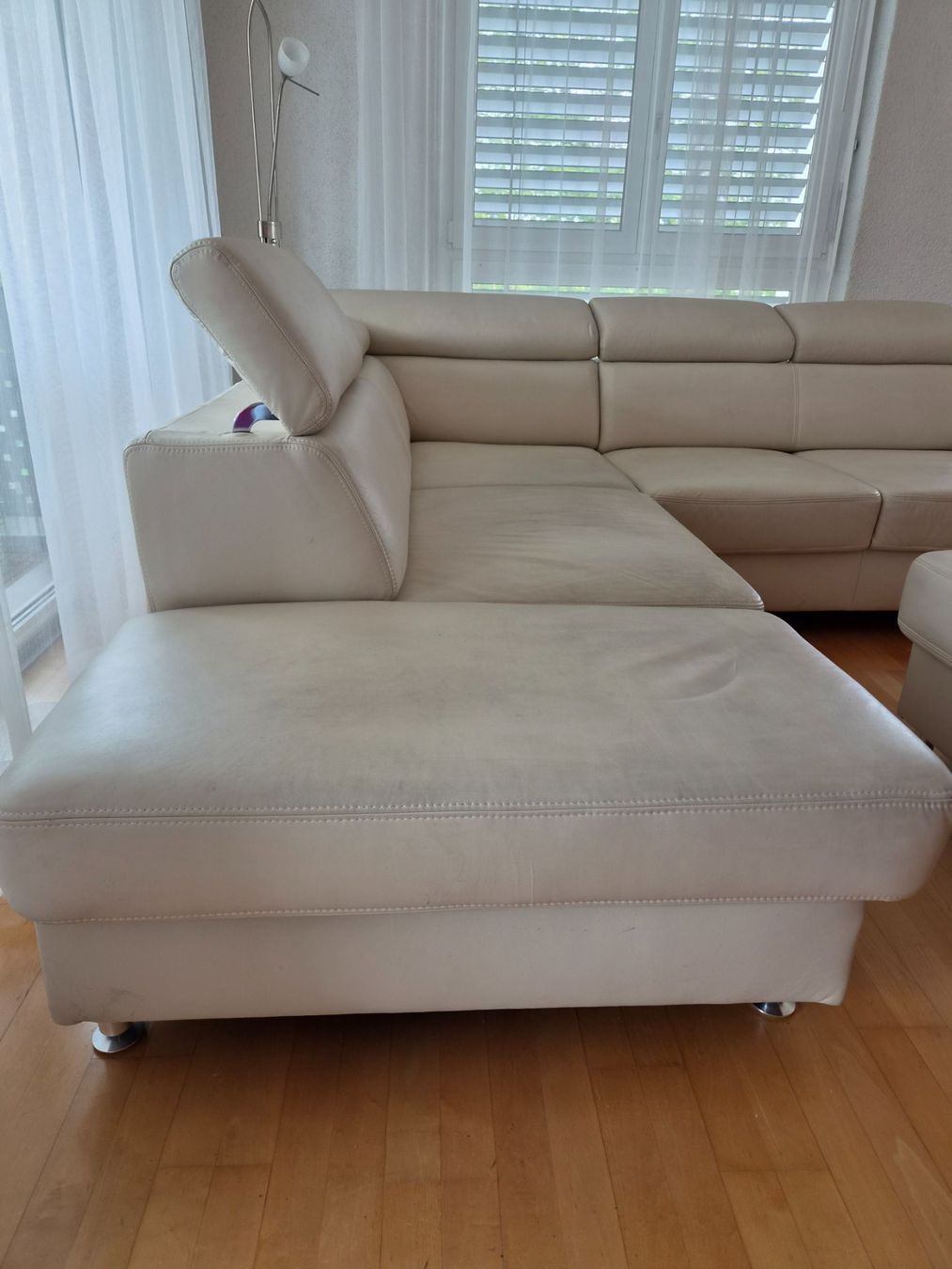 Divani: Ecksofa Leder beige mit Hocker – Usato da Kloten venduto da soat 2