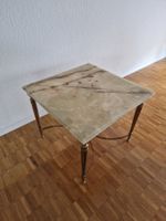 Edler Tisch mit Steinplatte