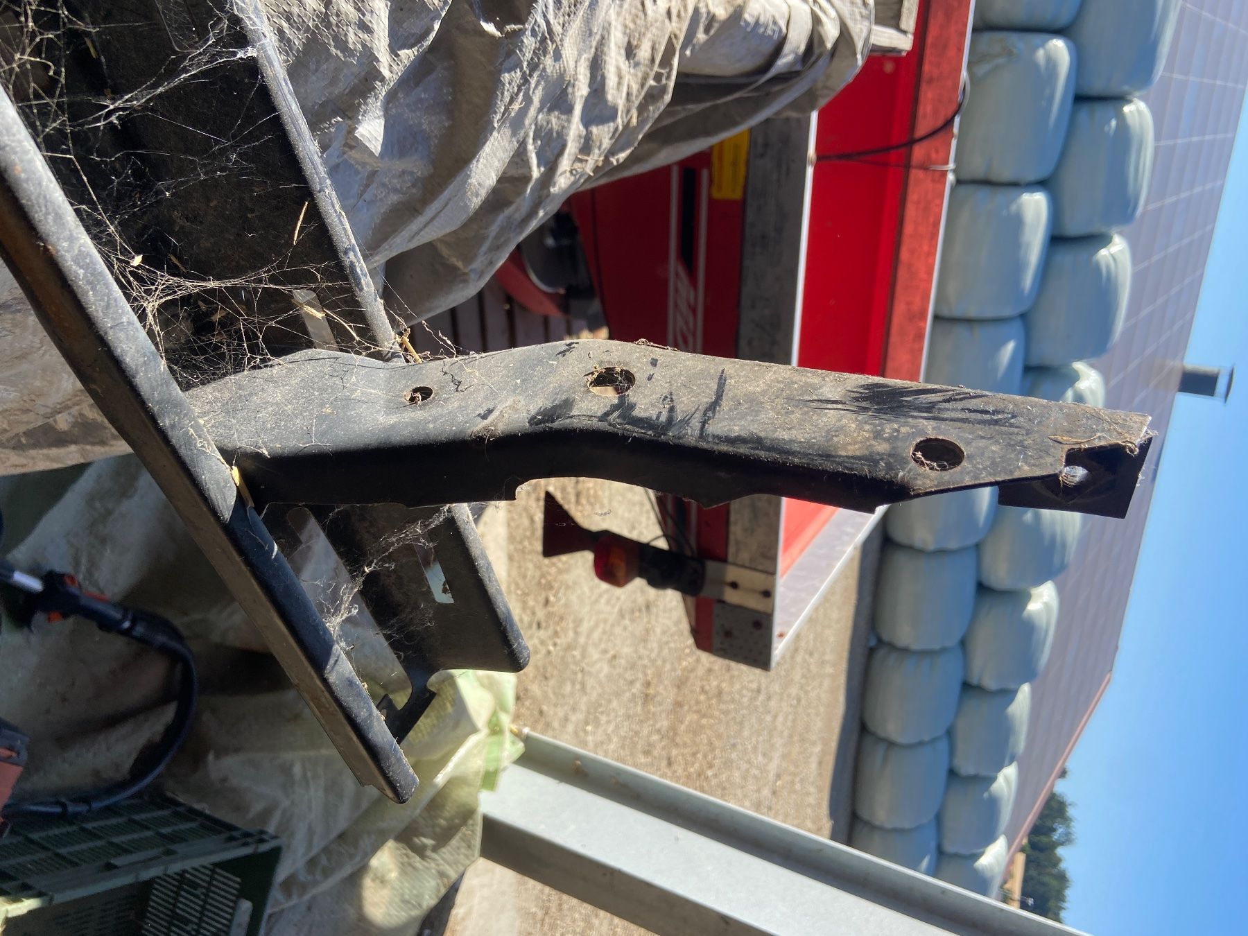 Volkswagen Tutti pezzi di ricambio auto: VW Golf 2 Stossstangenträger vorne – Usato da Hettiswil venduto da Lukezero02 7