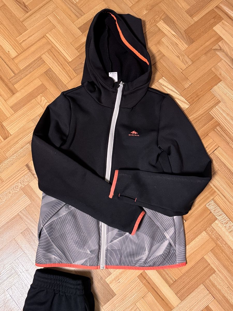 Kleiderpakete: Ensemble de sport , taille 140 en excellent état – Gebraucht aus La Chaux-de-Fonds von Sabinchenn 1