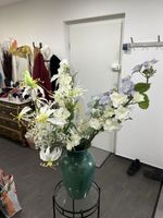 Wunderschöne handgefertigte Vase inklusive viele Kunstblumen