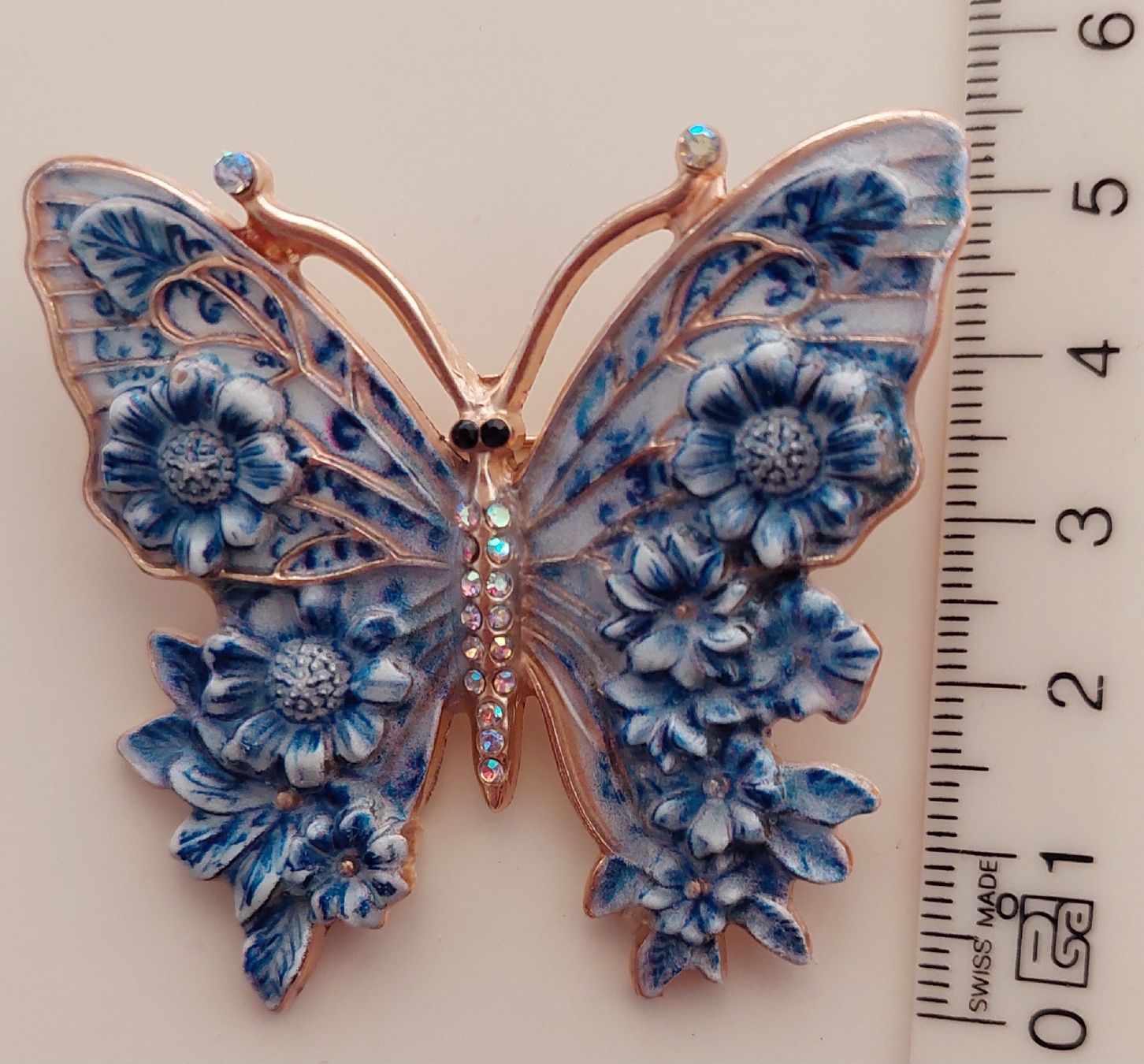 Broschen & Nadeln: Hübsche Brosche Schmetterling blau weiss mit Blumen – Neu (gemäss Beschreibung) aus Oberwil BL von Hunajakakku 7