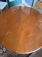 Runder Holztisch
